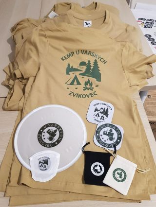 👕📦 Potisk textilu na zakázku? U nás žádný problém! Pro Kemp u Várských na Berounce (Zvíkovec) jsme právě dokončili zakázku...